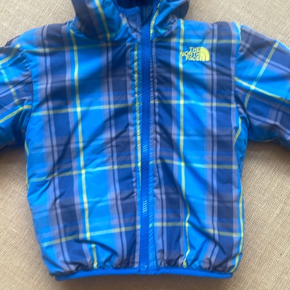 LIKE NEW EUC The North Face reversible insulated jacket, plaid to navy - Picture 9 of 13